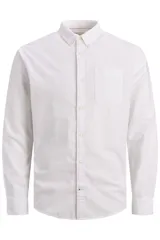 Camisa blanca de manga larga con cuello abotonado, cierre con botones y bolsillo en el pecho.