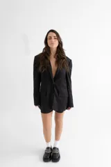 Mocasín de cuero color suela con punta cuadrada y suela track de goma oscura. Presenta un detalle de doble cadena metálica plateada sobre el empeine.