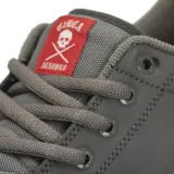 Championes de skate Circa modelo AL 50 Pro, color gris con suela de goma en tono crema. Presentan un diseño de corte bajo con cordones al tono, lengüeta acolchada y detalle de refuerzo en el talón.