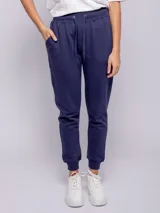 Pantalón de jogging gris con pretina elastizada, bolsillos laterales y felpa en el interior.