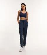 Pantalón jogger deportivo azul marino con cintura elástica ajustable mediante cordón, bolsillos laterales y puños elásticos en los tobillos.