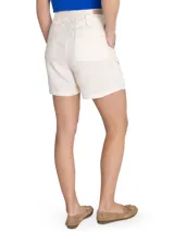 Short estilo cargo tiro alto de lino orgánico color beige, con pinzas frontales, amplios bolsillos laterales con solapa y botones, y trabillas para cinturón.