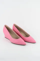 Zapatos cerrados de ecocuero color marrón, con punta fina y taco corrido.