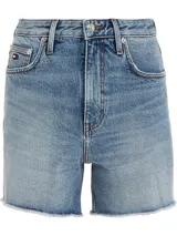 Shorts de jean de tiro alto, color celeste claro, con ruedo desflecado y logo de Tommy Hilfiger bordado en el bolsillo trasero.