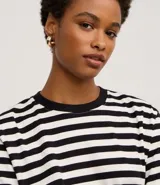 Remera oversized de algodón con rayas horizontales blancas y bordó, cuello redondo y mangas cortas.