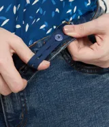 Pantalón de jean corte skinny con cintura media, cierre frontal con botón y cremallera, bolsillos funcionales y detalle de pequeña abertura en el ruedo interno.