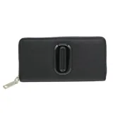 Billetera rectangular Las Oreiro de color negro, confeccionada en material símil cuero. Presenta un diseño minimalista con un aplique central en relieve y cierre perimetral con tirador metálico.