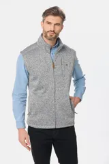 Chaleco de felpa gris con textura jaspeada, cuello alto y detalle de etiqueta de cuero sintético en la nuca.