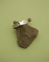 Pulsera tipo esclava abierta de diseño rústico, realizada artesanalmente en plata 925 maciza con acabado texturizado.
