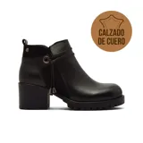 Bota corta de cuero negro con taco cuadrado y suela track. Presenta un diseño con cordón decorativo alrededor del tobillo con herrajes metálicos y detalle de gamuza en la parte posterior.