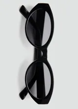 Lentes de sol con montura ovalada de pasta negra y cristales oscuros.