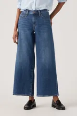 Jeans de mezclilla azul con diseño wide leg, tiro medio y corte al tobillo.