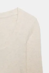 Camiseta de manga larga confeccionada en tejido rib de algodón, con escote redondo y corte regular fit.