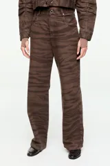 Jean flare de tiro alto con estampado animal print en tonos marrón, diseño clásico de cinco bolsillos y corte recto.
