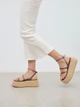 Sandalias con plataforma de esparto y tiras finas color marrón.