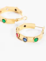 Aros de acero quirúrgico hipoalergénico dorados, con forma de argolla y strass de colores incrustados.