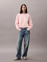 Buzo cropped de cuello redondo, confeccionado en algodón, con puños y dobladillo en punto canalé. Presenta un diseño minimalista con detalle de costura en V en el cuello.