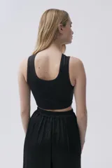 Top verde agua al cuerpo sin mangas con frunces en el pecho y escote levemente en V.