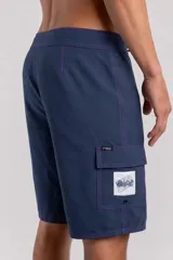 Short de baño O'Neill modelo Sideswipe, color azul petroleo con costuras y cordón ajustable en violeta. Cuenta con bolsillos laterales tipo cargo y paneles laterales en contraste.