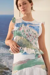 Top de lino sin mangas, con diseño fruncido en el cuerpo, cuello redondo y volados en los hombros y el ruedo. Presenta un estampado artístico en tonos celestes, verdes y rosados sobre base blanca.