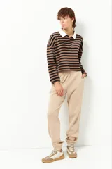 Pantalón de jogging negro de algodón con interior de felpa, bolsillos laterales, cintura elástica y puños ajustados.