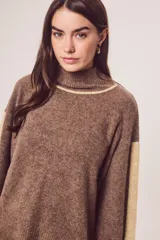 Sweater celeste de punto con cuello alto y mangas largas.