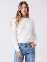 Buzo blanco de tejido calado con perlas bordadas, cuello a la base y manga larga, de la marca Nanette.