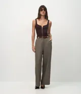 Pantalón sastrero de corte recto con estampado pied de poule, trabillas largas, pliegues delanteros sutiles y bolsillos traseros funcionales.