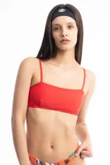 Top rojo de escote recto con breteles elásticos y doble tira en la espalda.