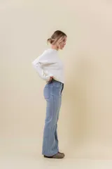 Jean wide leg de tiro alto con pierna amplia, confeccionado en denim con leve desgaste. Presenta cintura con presillas, bolsillos clásicos y cierre frontal con botón.