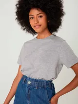Camiseta básica de manga corta y cuello redondo, confeccionada en tejido de punto gris melange.