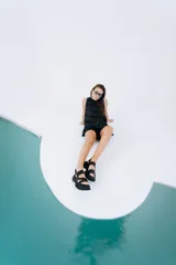 Sandalias negras de cuero con plataforma y punta cuadrada. Tiras anchas con costuras en contraste y ajuste con velcro en el tobillo.