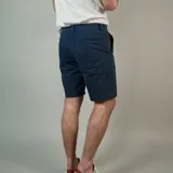 Bermuda color arena de corte recto.