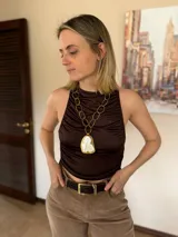 Top halter marrón chocolate, confeccionado en tela elastizada con diseño drapeado.