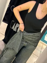 Pashmina de tejido ligero con acabado metalizado en tono oscuro, con bordes desflecados.