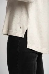 Remerón de viscosa y lino color arena, de corte amplio y mangas largas.