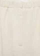Pantalon wide leg de tiro medio, color beige, con cintura elástica y bolsillos laterales.