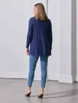 Cardigan abierto de tejido acanalado, con mangas largas y diseño recto. Presenta una textura de canalé vertical y terminaciones en punto elástico en los puños y el ruedo.