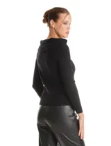 Buzo de tejido de punto color negro, con cuello volcado y detalle de aplique de perlas en el lateral. Posee mangas largas y corte ajustado.