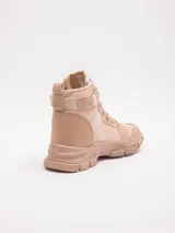 Borcego acordonado negro de caña media con suela tractor.