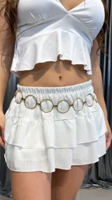 Cinturón tipo caderín con cadena dorada y círculos metálicos.