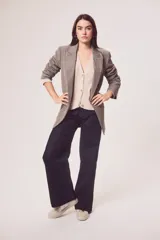 Blazer oversize con estampado de cuadros en tonos marrones y beige.