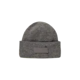 Gorro beanie de punto gris con vuelta y parche de grosgrain con el logo de la marca impreso en relieve.