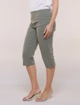 Pantalón capri elastizado de tiro alto estilo pull-on, marca Ruby Rd. Modelo de corte entallado y silueta ajustada con pretina ancha faja elastizada sin cierres. Cuenta con bolsillos simulados al frente, bolsillos traseros funcionales y abertura lateral en el ruedo.