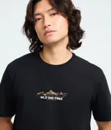 Remera negra de manga corta con cuello redondo y estampa frontal pequeña con texto "Wild and Free" y diseño de montañas.