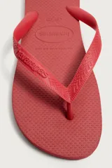 Sandalias de goma blanca Havaianas x Zara, con suela plana con relieve y tiras en el empeine con textura.