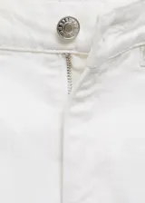 Jeans Fiona de tiro medio y corte flare con bajo deshilachado, confeccionados en tejido denim de algodón con elasticidad. Presentan diseño clásico de cinco bolsillos, trabillas para cinturón y cierre delantero con cremallera y botón metálico.