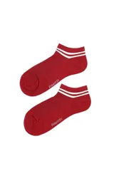 Par de medias cortas color rojo con franjas blancas en el borde superior y logo de la marca Pimentón bordado en el lateral.