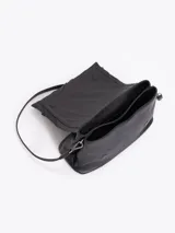 Cartera de hombro negra confeccionada en cuero vacuno, con diseño de solapa frontal decorada con volados de cuero y cierre metálico tipo candado.