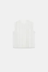 Blusa sin mangas de algodón con cuello redondo, diseño con paneles verticales bordados y detalles de encaje, cierre posterior con abertura y botón.